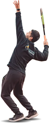 Imagen de Claudio haciendo un saque de tenis